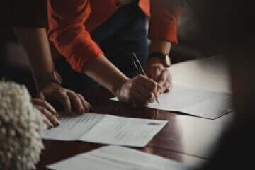 Contrato social em ciências contábeis - empresários assinando contrato.