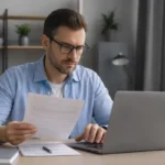 declarar dividendos: contribuinte analisando o informe de rendimentos no notebook
