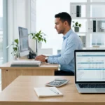 Escritório de contabilidade limpo e iluminado com notebook e ferramentas de trabalho sobre a mesa em dia de fechamento fiscal. Desoneração da folha de pagamento 2026